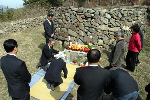 봉화를 지피기에 앞서 ‘진동면 민속문화보존회’ 이준규회장 등이 제례를 올리고 있다. 